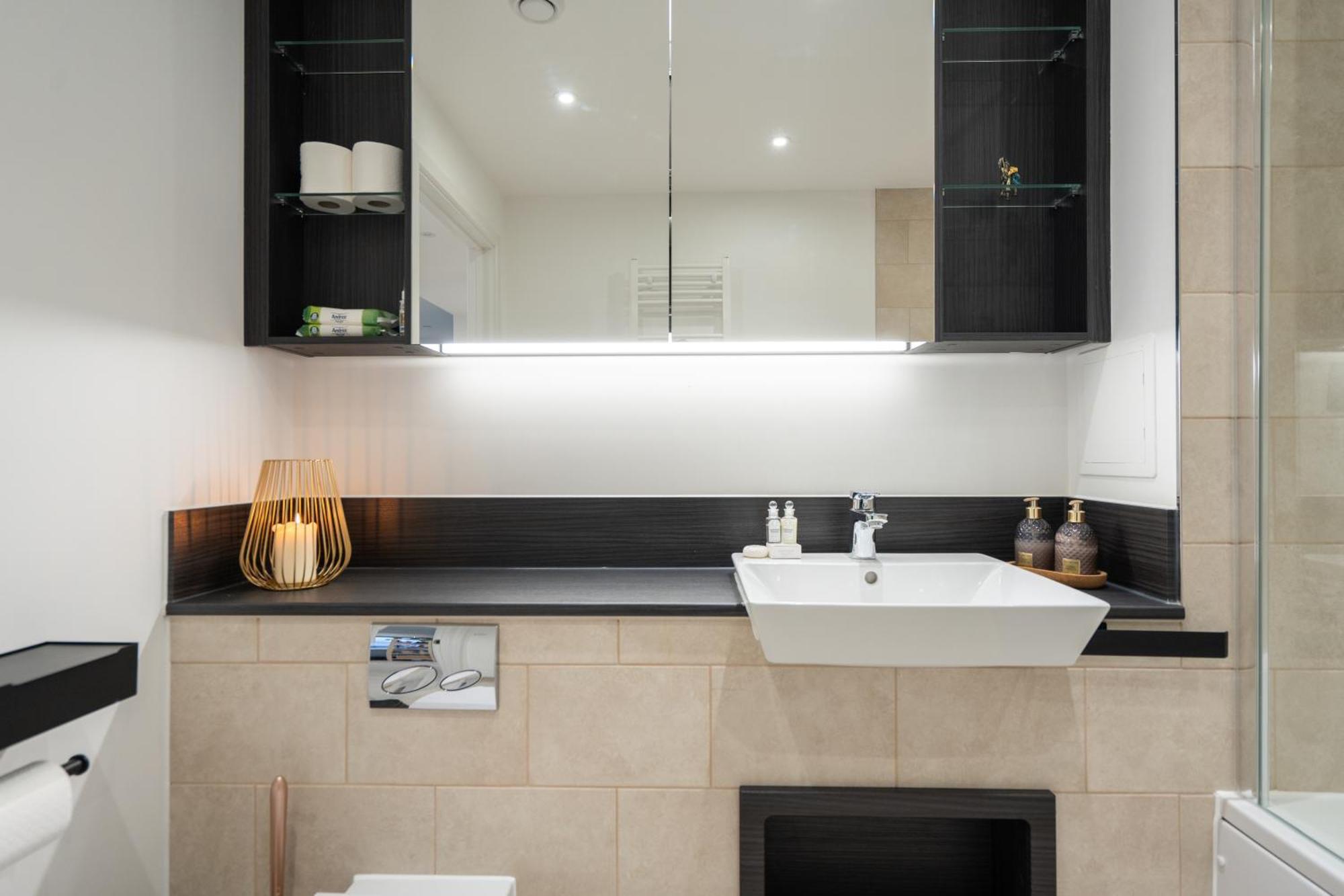 Sunset Retreat: Steps From Heathrow/Twickenham Lejlighed Hounslow Eksteriør billede