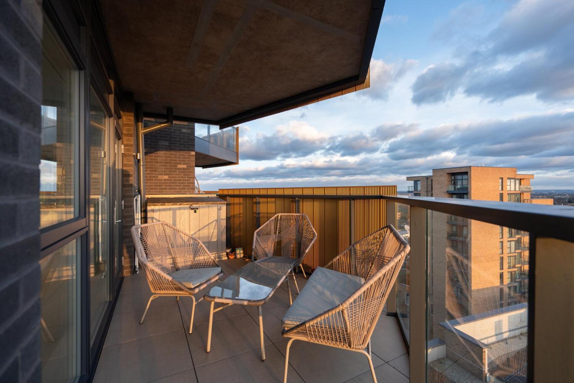 Sunset Retreat: Steps From Heathrow/Twickenham Lejlighed Hounslow Eksteriør billede