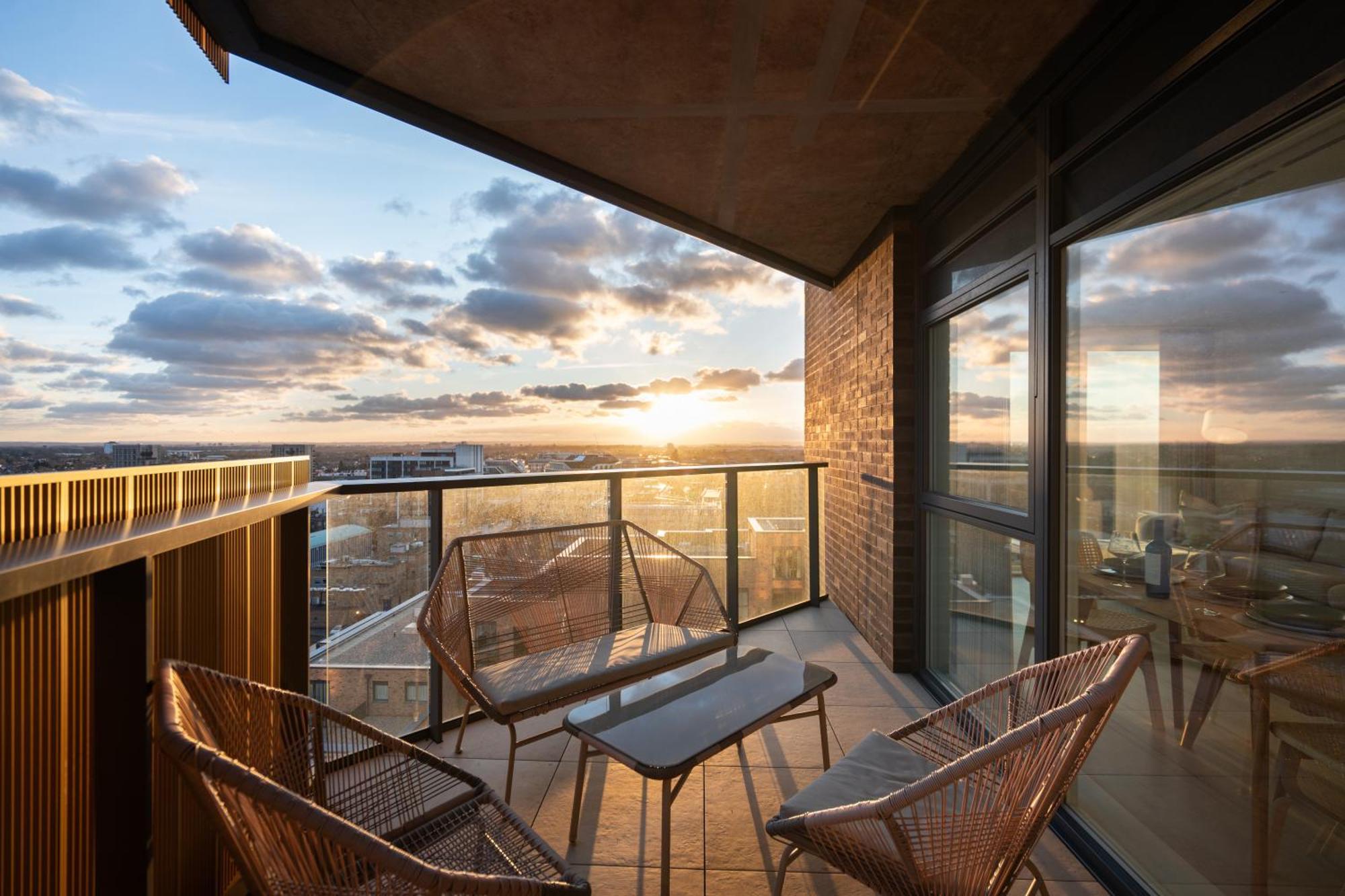 Sunset Retreat: Steps From Heathrow/Twickenham Lejlighed Hounslow Eksteriør billede