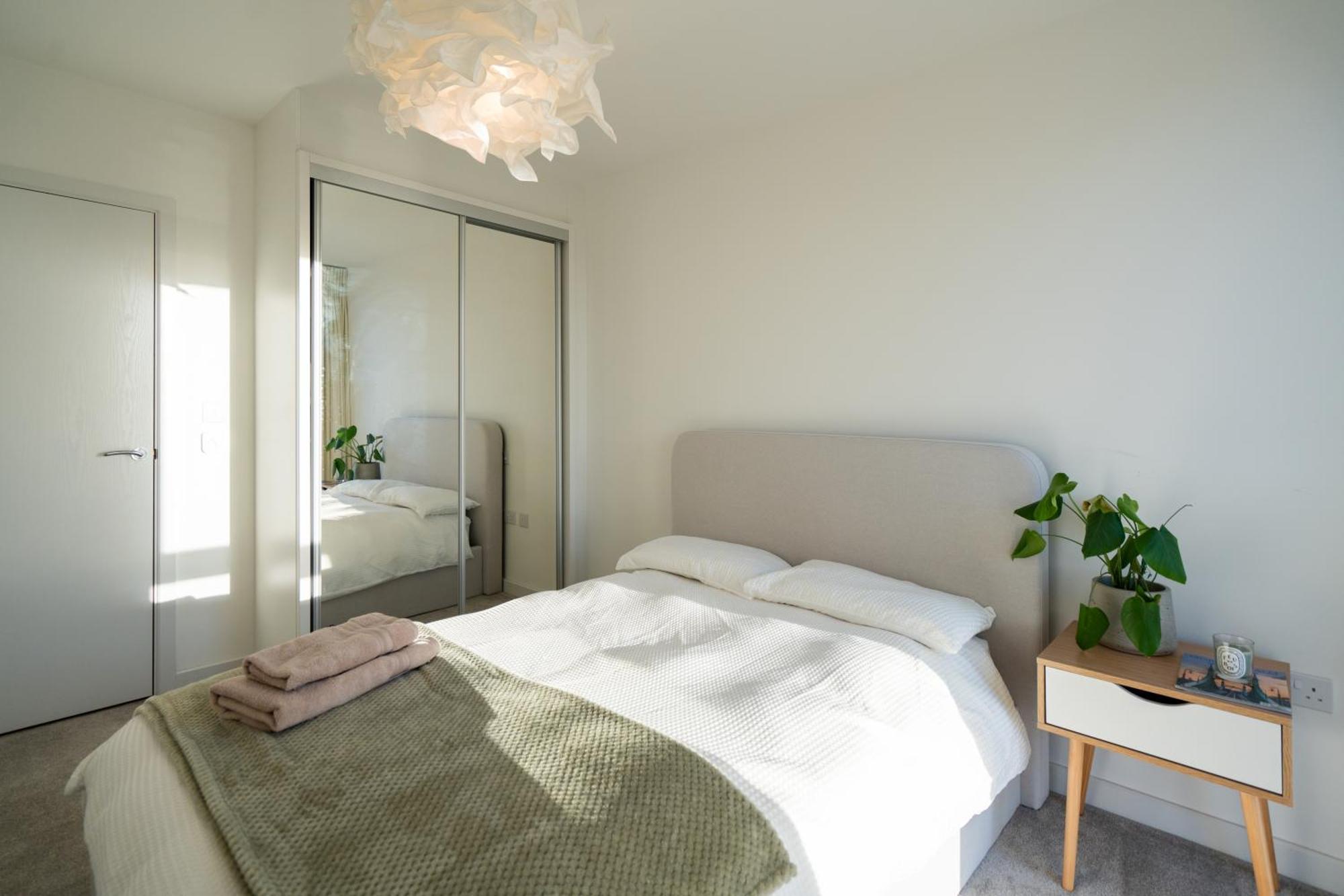 Sunset Retreat: Steps From Heathrow/Twickenham Lejlighed Hounslow Eksteriør billede
