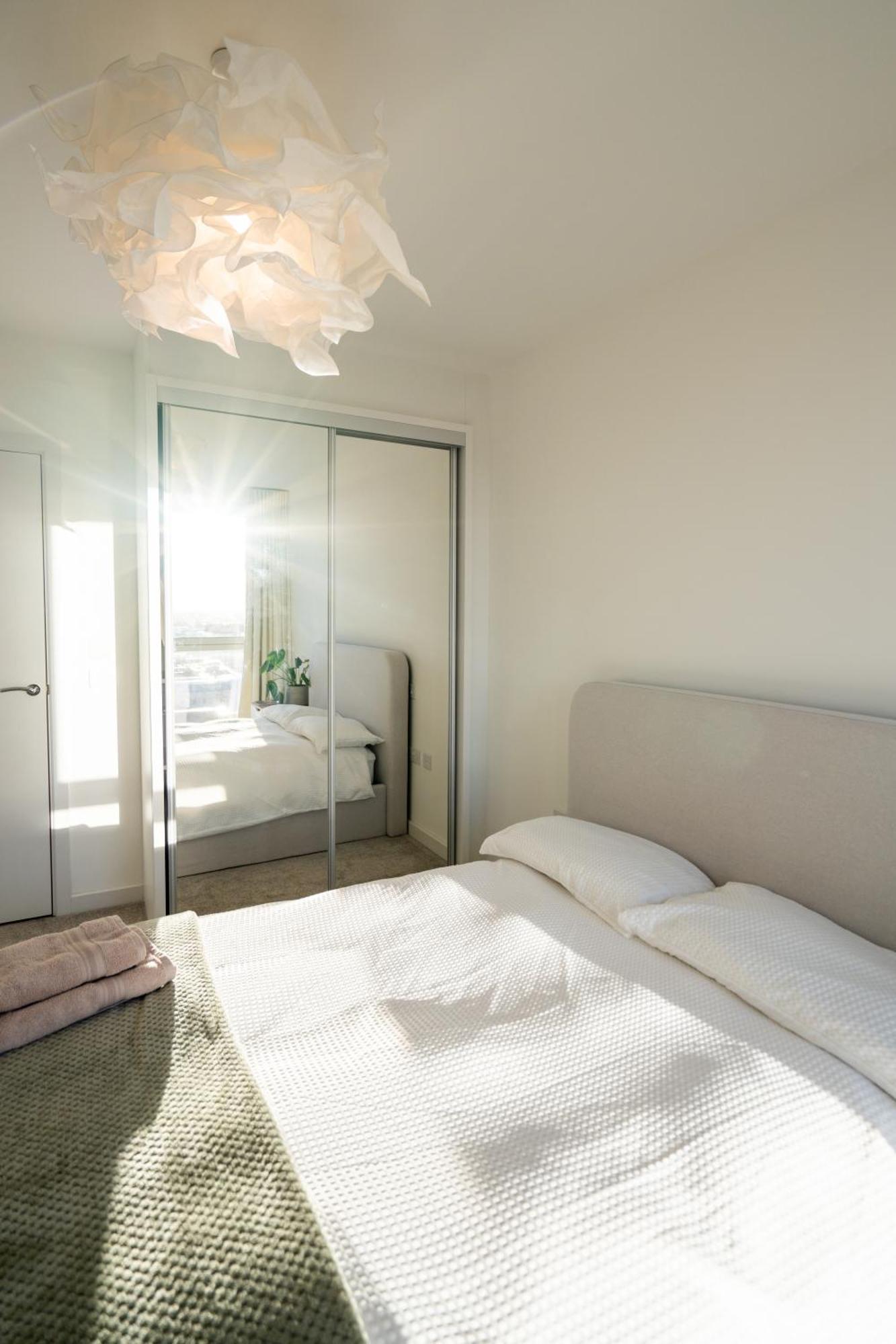 Sunset Retreat: Steps From Heathrow/Twickenham Lejlighed Hounslow Eksteriør billede