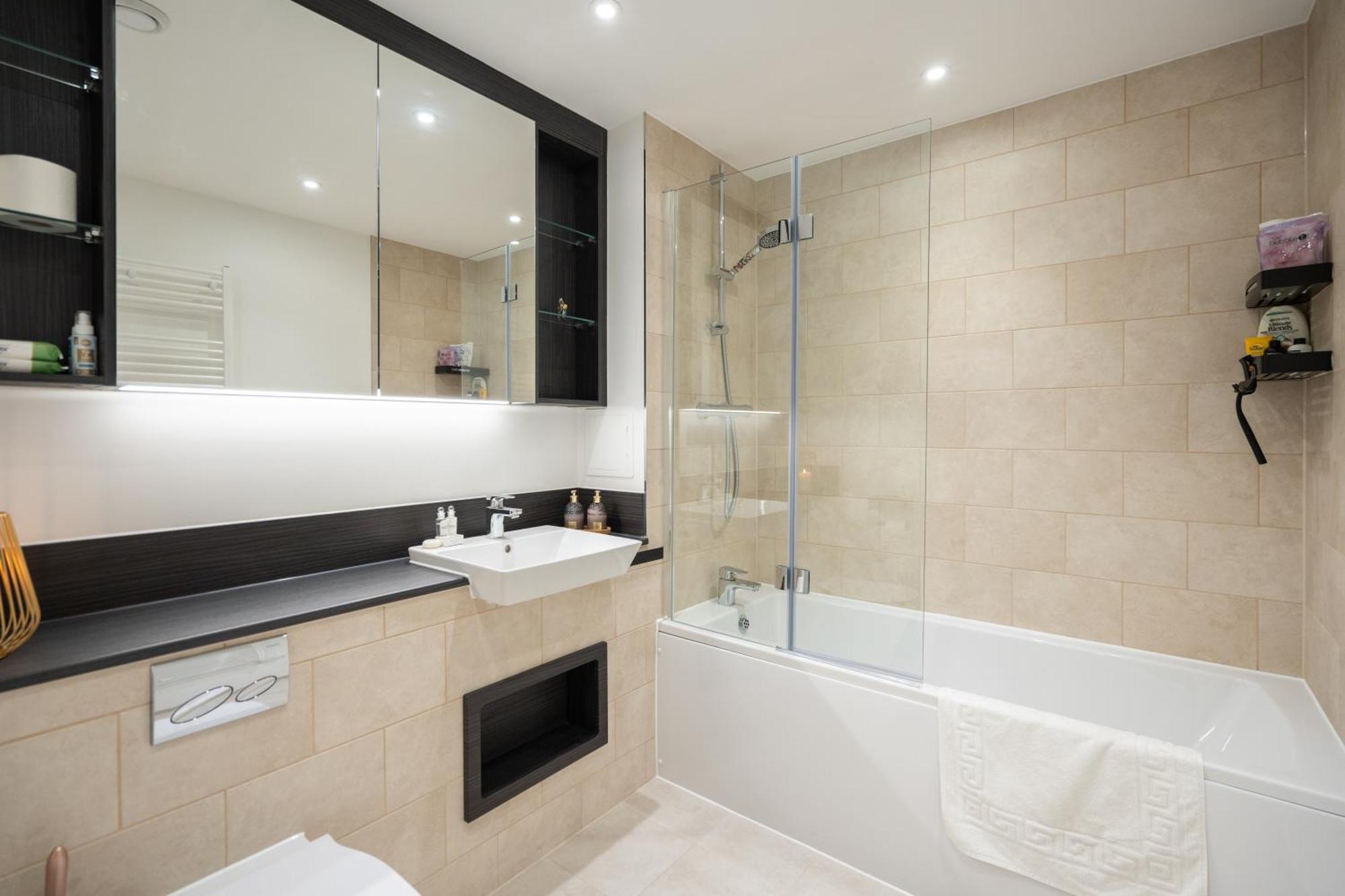 Sunset Retreat: Steps From Heathrow/Twickenham Lejlighed Hounslow Eksteriør billede